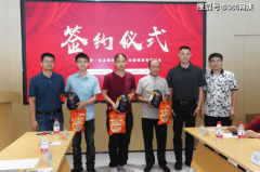 家拆维修工人们接过拓必得捐赠的护膝佩带正在